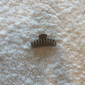 Brown claw clip 🌟